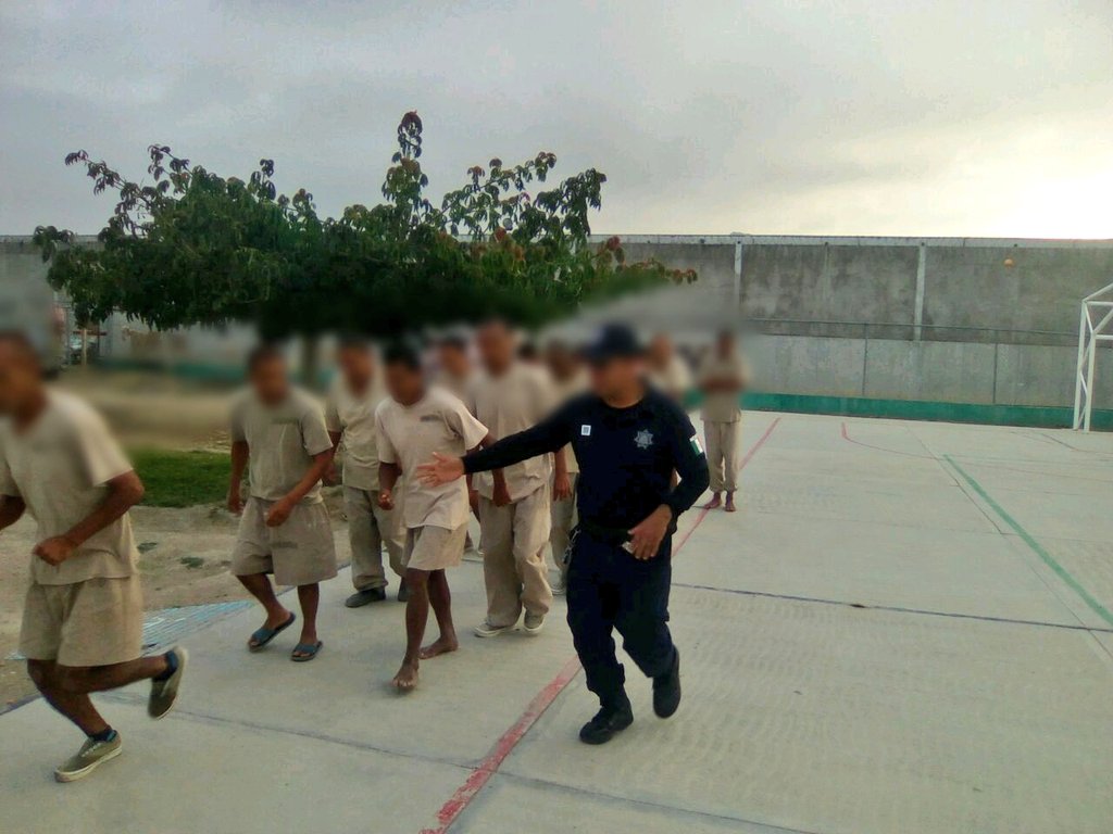SprsGobOax's tweet photo. #CREPPSI realizó activación física para las personas privadas de libertad principalmente con senectos y con deterioro cognitivo, conservando la #Salud de la población penitenciaria. @SSP_GobOax @PREVENCION_SSPO https://t.co/9f3uxd43PE