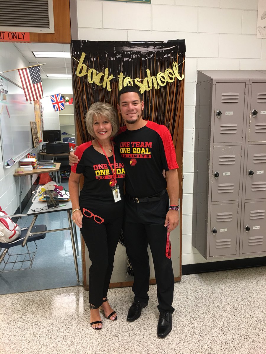 Falcons always come home! Years ago my 9th grade student, now a Leto High School Teacer! So proud! @LHSMcCoy @LHSKleinTime <a href="/LetoHighSchool/">Leto High School</a> <a href="/HCPSArea2/">HCPS Area 2</a> <a href="/JosePupo2/">Jose Pupo</a>