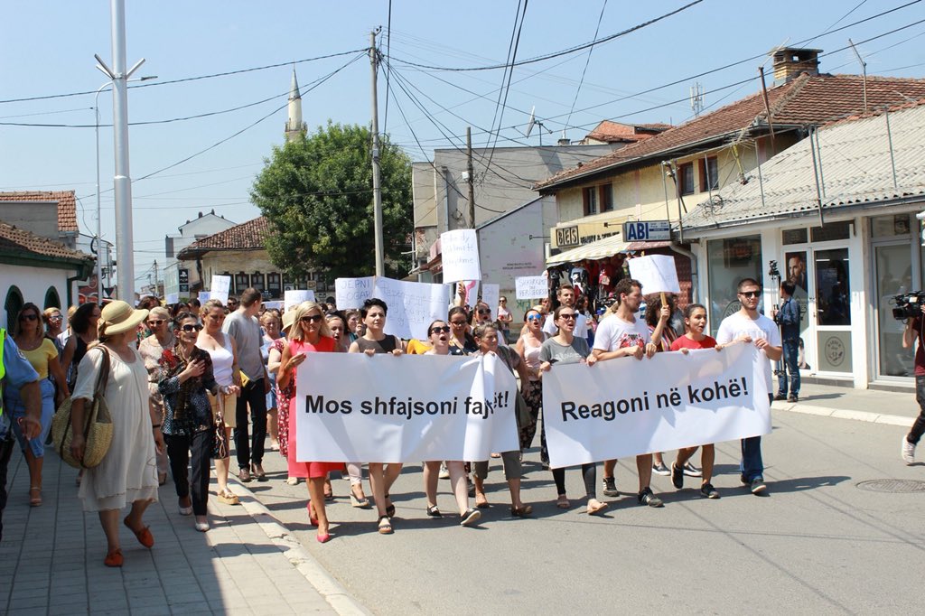 mimozakusari's tweet photo. Valbona Marku Ndrecaj (40) dhe Klara Ndrecaj (9) u vrane nga Burri & Babai i tyre, Pjeter Ndrecaj #BollMa me dhunën në familje.
#Mjaft me neglizhencën e shtetit në dukurinë që trajton vajzën, gruan “Rob” të shtëpisë që rrihet, vritet kur nuk sillet sikur don një burrë në shtëpi https://t.co/FlNX7yXtfU
