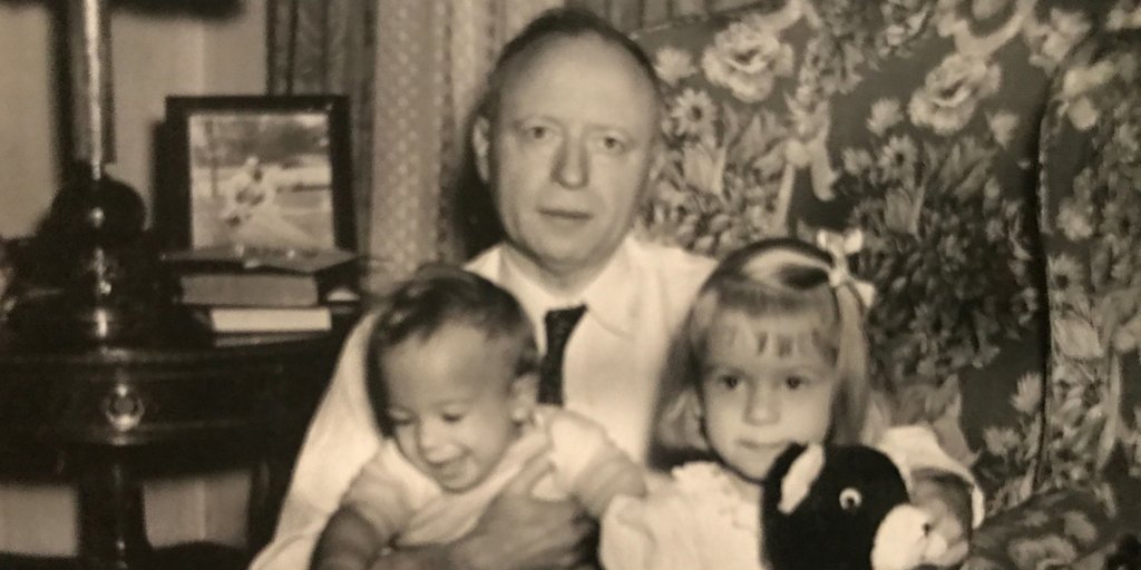 MemoryWeb's tweet photo. Sometimes even our ancestors had a hard time posing for that memorable photograph.@memoryweb #genealogy #familyphotographs #nophotoleftbehind #ancestors #memoryweb #funfamilyphotos #funnyphotos https://t.co/FW40IyUTIE
