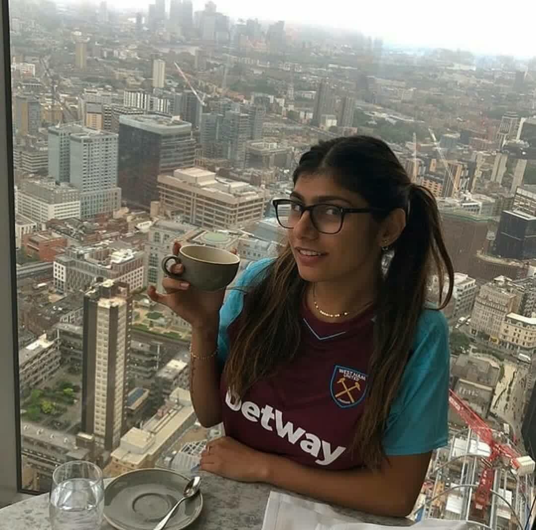 Station936's tweet photo. #MiaKhalifa #WHUFC #COYI #Station936 #ItalianHammers https://t.co/CRkxvXFVui