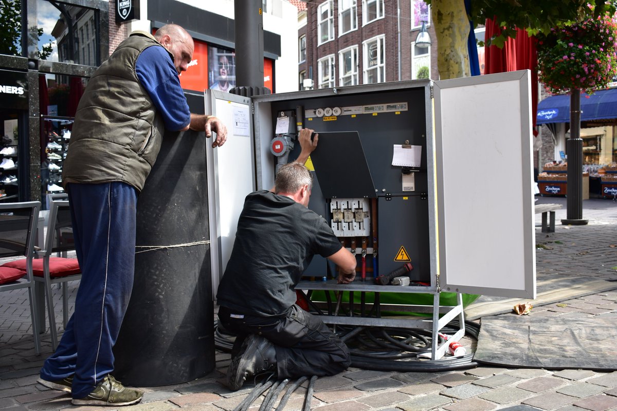 PdDenekamp's tweet photo. De Booster Maxx op de Grote Markt wordt aangesloten op de stroomvoorziening. #Zwolsekermis #Zwolle @TeamStadsdeelMi @ZwolleKermis @Homanbv @PJHoman https://t.co/BUVT6kXrCk