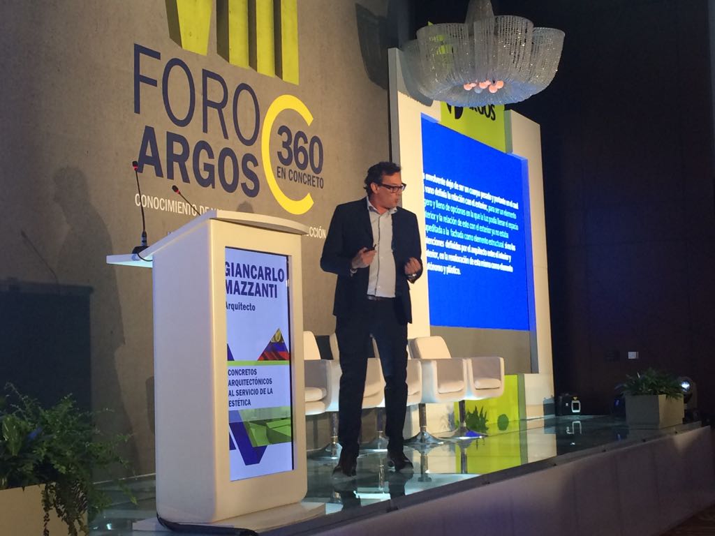 Cementos_Argos's tweet image. El arquitecto Giancarlo Mazzanti está con nosotros en el #ForoArgos2018 hablando sobre #concretos arquitectónicos al servicio de la estética👌🏻. Sigue su ponencia en vivo en foro2018.360enconcreto.com