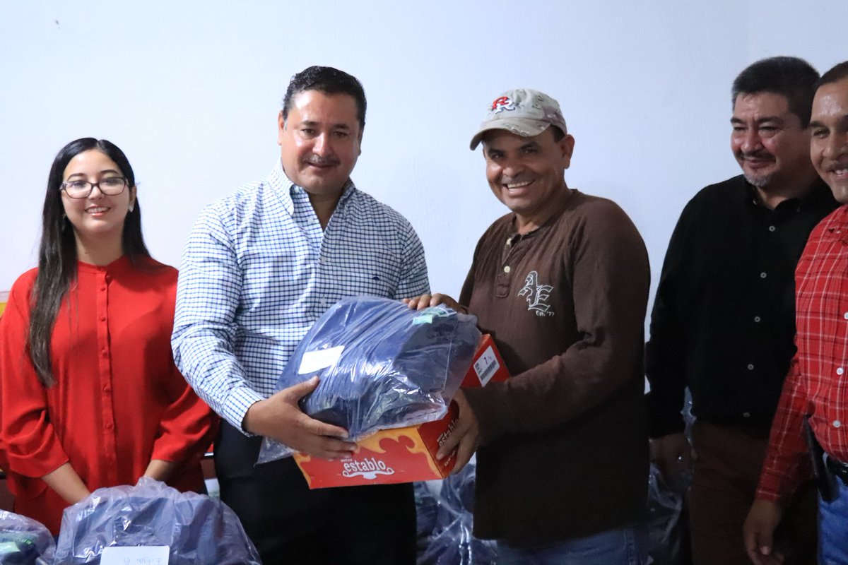 ModestoAlcalaOf's tweet photo. En las instalaciones de SIMAS Madero, hicimos entrega de uniformes para el personal general reafirmando el compromiso de brinda el trato y atención que se merecen los maderenses. @mrikelme  @ChachisBoone11 @SegobCoahuila @EPN @GracielaFdz19 https://t.co/LZ7VhFO3Zp