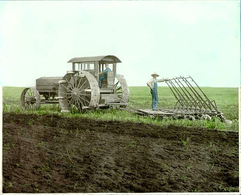 TimeAgro's tweet photo. Andy and Mandus Hultstrand #plowing with the Pioneer tractor🚜: Fairdale, North Dakota, ca. 1912

#agrohistory #agrophoto #plowingfields #tractorpioneer https://t.co/Rnw3vUGZl8