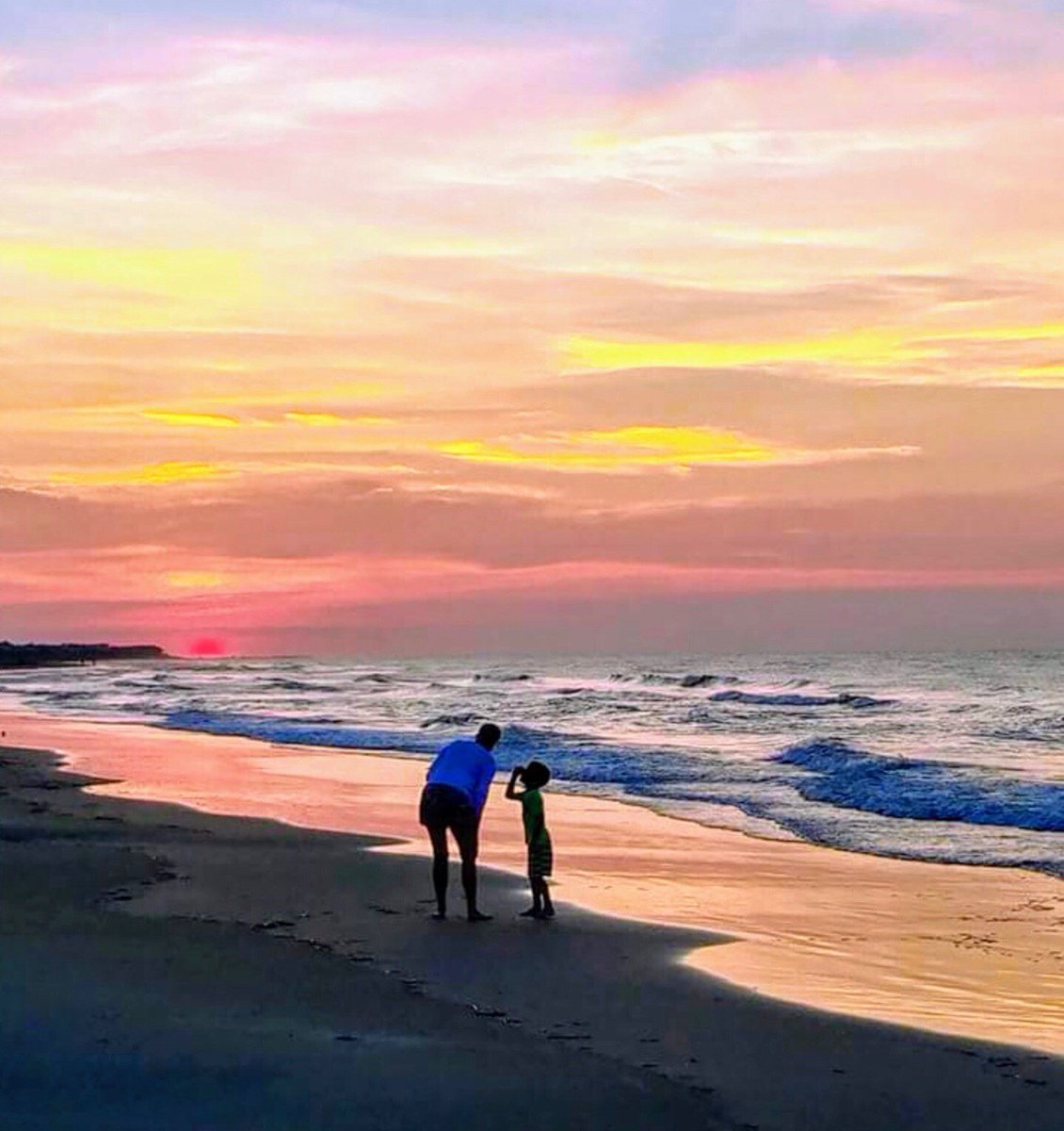 ioprun's tweet photo. The whispers of waves crashing. The songs from seagulls flying above. The promise of a beautiful weekend. Happy Friday, runners! https://t.co/ZeTIxauBfS
