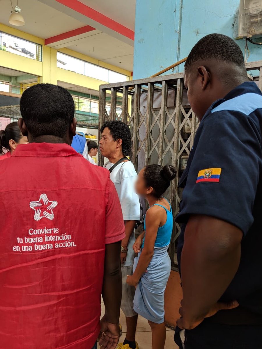 CcpdEsmeraldas's tweet photo. Esta mañana el equipo técnico del #CCPDEsmeraldas dio acompañamiento al @MIES_Zona1 y #DINAPEN en un abordaje realizado en el mercado municipal. El objetivo es cumplir con la visión de la @Gadesmeraldas y el alcalde @LeninLaraR en erradicar el trabajo infantil de #Esmeraldas. https://t.co/7dnLGX3Fyt