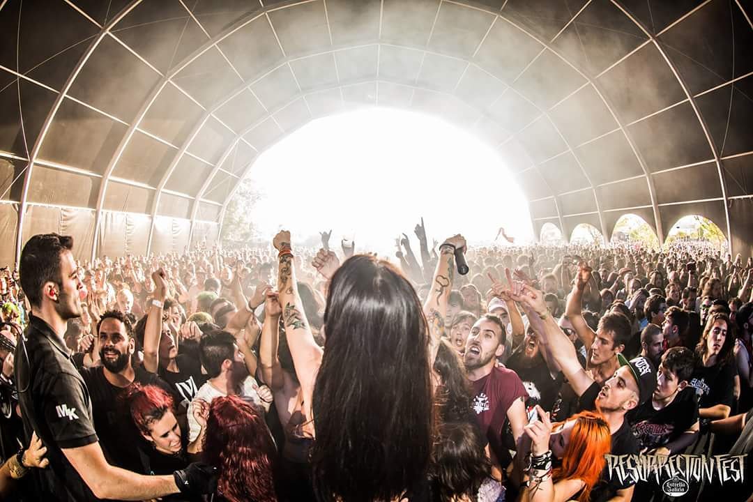 O Marisquiño! Mañana, sábado 11, nos toca a las 23:35h. Stage dive de Abel Caballero en el escenario Super Bock. #hardcorelives #vigoparasempre #omarisquiño