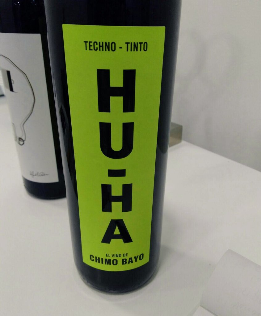 Silvia_Galiana's tweet image. A veces descubres verdaderas joyas en el supermercado... No os perdáis la descripción de la parte trasera de la botella 😂😂😂