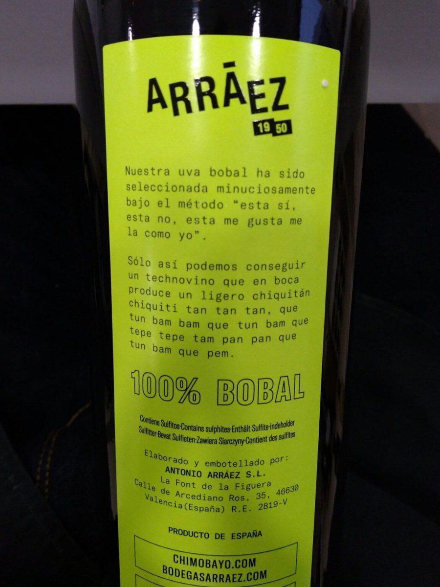 Silvia_Galiana's tweet image. A veces descubres verdaderas joyas en el supermercado... No os perdáis la descripción de la parte trasera de la botella 😂😂😂