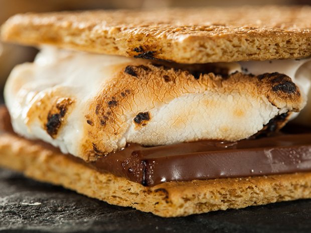 boyscouts's tweet image. It's #NationalSmoresDay! Check out these 10 s'mores recipes! boyslife.org/hobbies-projec…