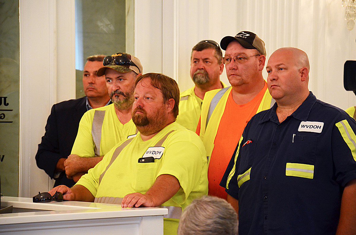 JimJustice_WV's tweet photo. 225 Roads to Prosperity projects have been COMPLETED so far! Very proud of our hard-working folks at @WVDOT. I know they're working day and night to keep West Virginians safe. #WVDOT #WVHighways https://t.co/GYVkvqKBZC