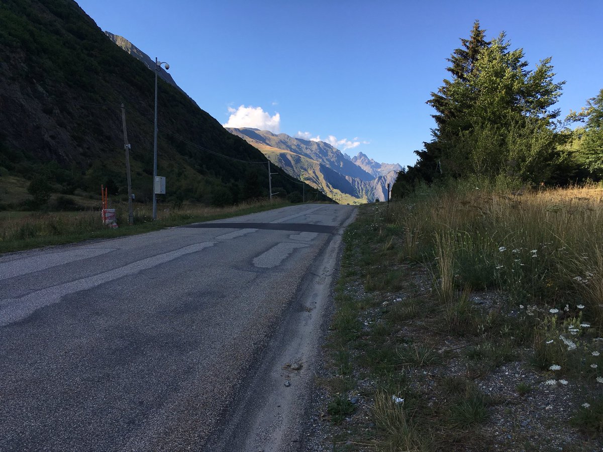 Xtof_in_Paris's tweet photo. Ce n'est pas le plus célèbre. Mais le col d'Ornon gagne à être connu : accessible, un brin sauvage, fort beau. Et record perso battu : 54 minutes 😀🚴‍♂️⛰ @OisansT #Ornon #Mountain #Montagne #Cycling #Cyclisme #Vélo #Oisans https://t.co/C6xDbIENoN