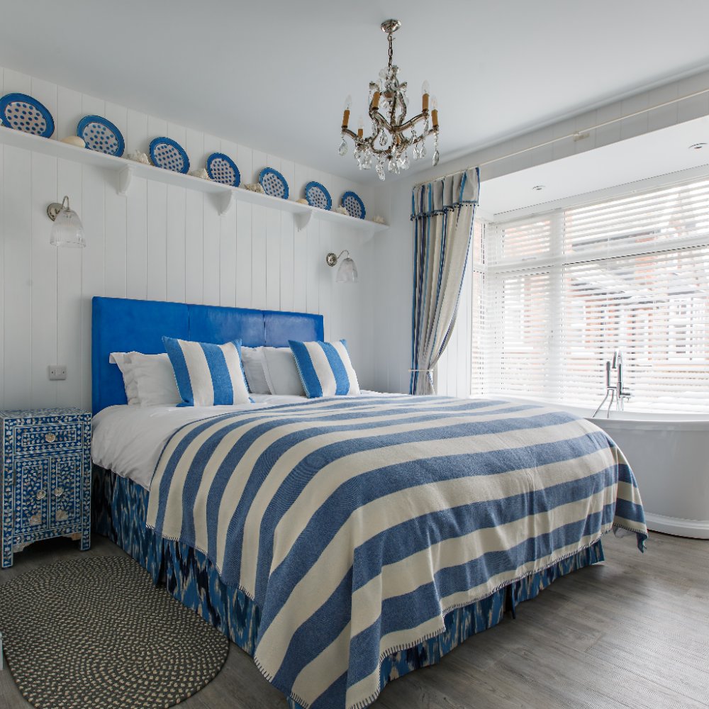 BeachsideShm's tweet photo. apartment 2 is full of character and boasts it’s own balcony with sea views! See more online https://t.co/PDSibYVn2j https://t.co/TSEoEWWM5i