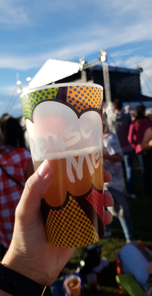 ChelseaaJade's tweet photo. #herringtonparkfestival doing it right! Reusable cups 👍

#resuableplastic #reuserecycle #plasticpollution https://t.co/ryKRjyOB6Z