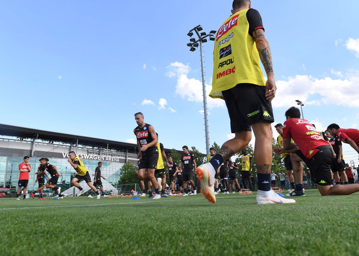 sscnapoli_br's tweet photo. 🔊 Hoje teve o último treino visando o amistoso contra o @VfLWolfsburg_PT, neste sábado 💪

📝 Leia mais ➡ https://t.co/WZIiWd1aIH
📸 Veja nossa galeria de fotos ➡ https://t.co/IszjxLVpER

⚽ WolfsburgNapoli 🇩🇪🇮🇹
💙 #ForzaNapoliSempre https://t.co/hYm7066w5m