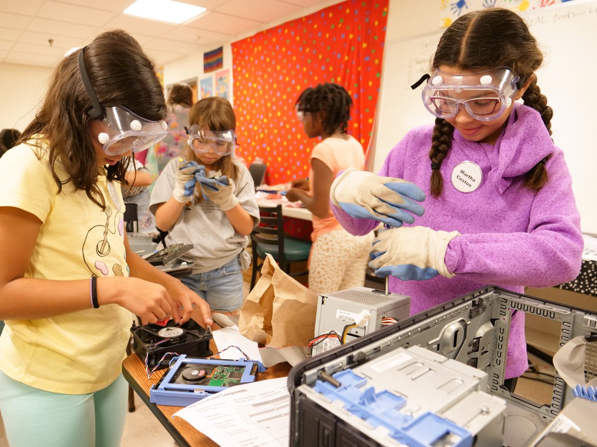 ThaddeusStevens's tweet photo. The @YWCALancaster TechGyrls are learning innovative STEM ways to repurpose technology into jewelry! https://t.co/A1gEOeunlf #TechGyrls #STEM #SummerofSTEM #WomeninSTEM https://t.co/dBf30nTmiv