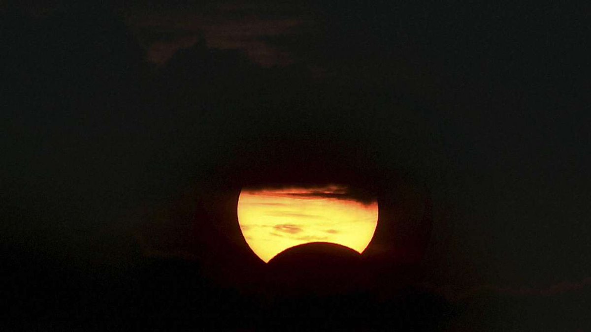 Partial #SolarEclipse today: When, where and how to watch #SuryaGrahan2018 dnai.in/fAfN https://t.co/usPzJgWhLd
