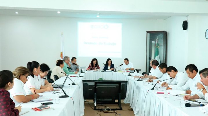 VerasNews's tweet photo. .@IEQROO_oficial e @INECancun  realizan primera junta en miras al proceso electoral 2019 https://t.co/Ilvp8n8g2C | @SergioDemeneghi @Cladia_IEQROO https://t.co/F6VVpO5FjA