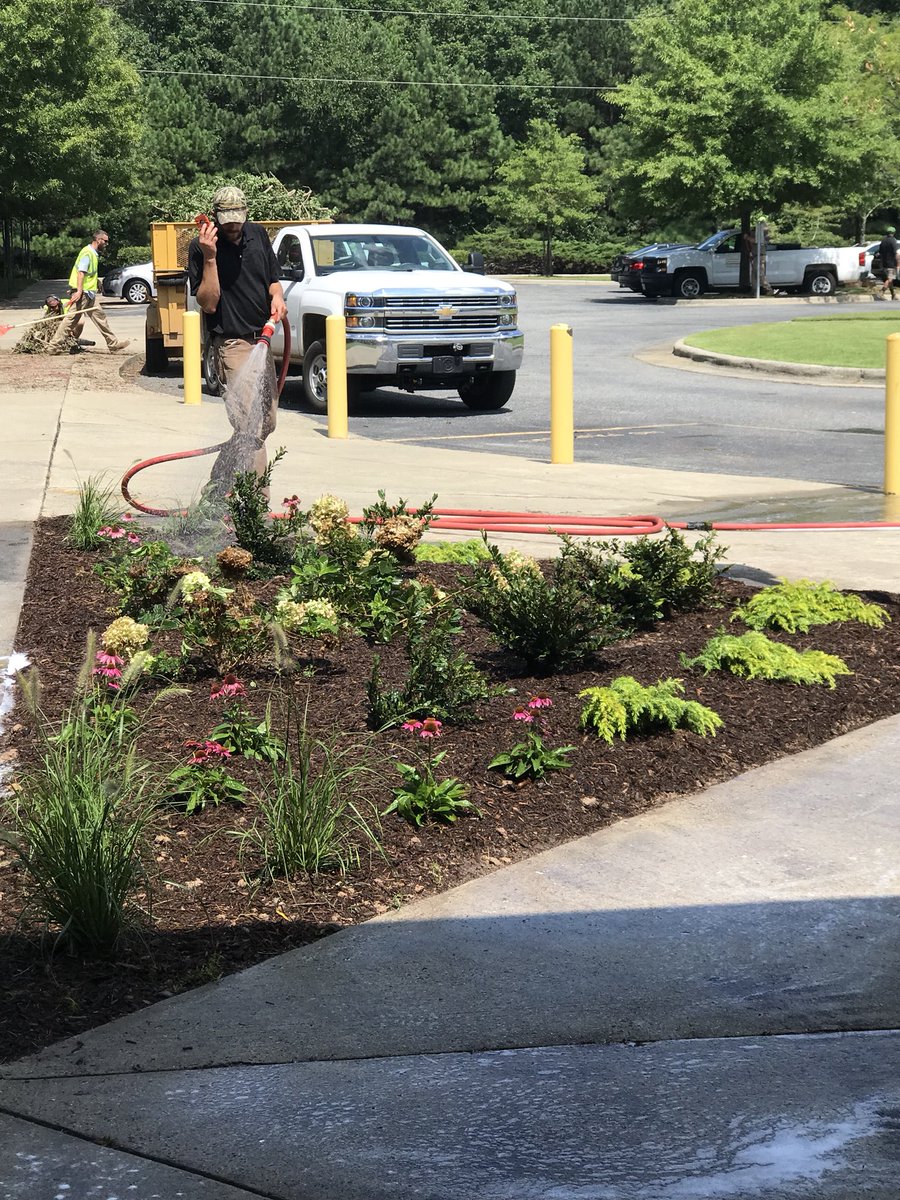 APtp_GES's tweet photo. Thank you @BLC_Landscaping for making sure @GlennPride students have a BEAUTIFUL campus. Your hard work today is APPRECIATED! #wedignc #wedigncsc #teachbullcity #LionPrideUnified @KellettPrin @DurhamPublicSch @pmubenga https://t.co/ZNm5camjkf