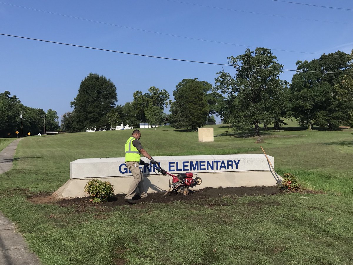 APtp_GES's tweet photo. Thank you @BLC_Landscaping for making sure @GlennPride students have a BEAUTIFUL campus. Your hard work today is APPRECIATED! #wedignc #wedigncsc #teachbullcity #LionPrideUnified @KellettPrin @DurhamPublicSch @pmubenga https://t.co/ZNm5camjkf