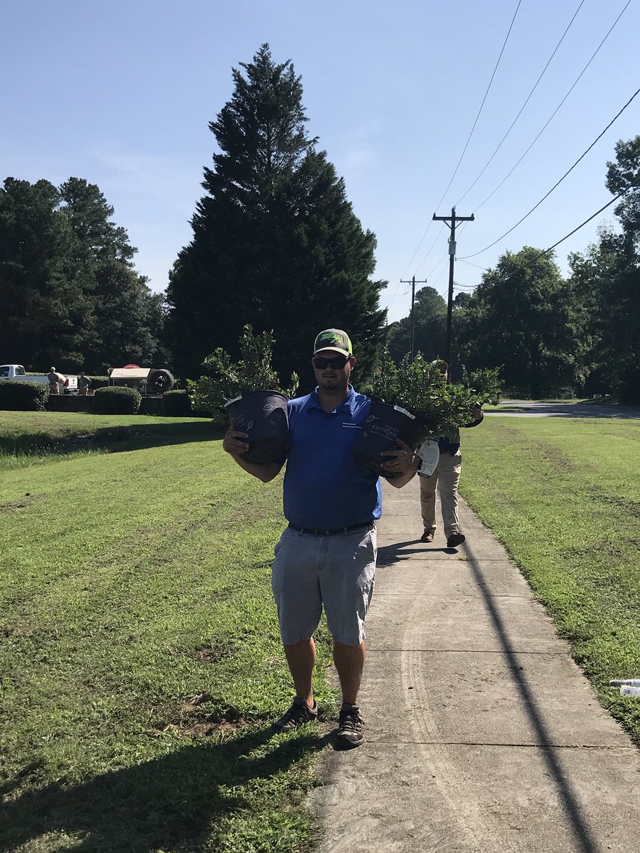 APtp_GES's tweet photo. Thank you @BLC_Landscaping for making sure @GlennPride students have a BEAUTIFUL campus. Your hard work today is APPRECIATED! #wedignc #wedigncsc #teachbullcity #LionPrideUnified @KellettPrin @DurhamPublicSch @pmubenga https://t.co/ZNm5camjkf