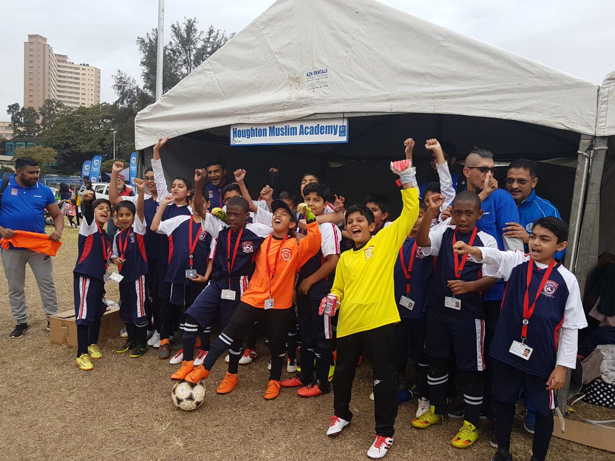 HoughtonSchool's tweet photo. When the team gets spoilt by @maverickandjane with their delicious gourmet popcorn!
#AmsSoccerTournament
#teamhma
#standardbank
#maverickandjane https://t.co/Off6tHWC01