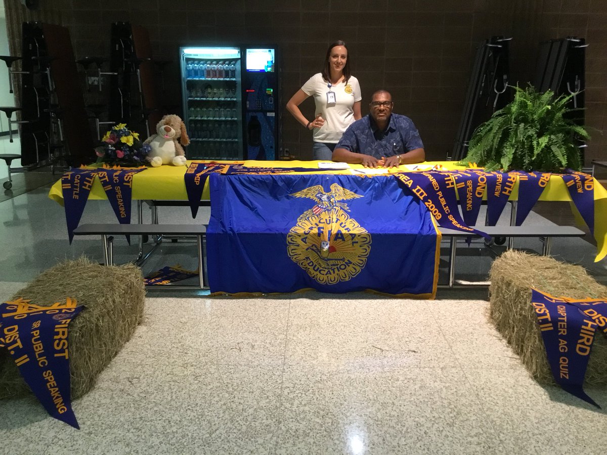 ElsikHighSchool's tweet photo. #AliefFFA showing off! We welcome Ms. @AmandaNeuendorf to #RamCountry https://t.co/JpQLhmaeeJ