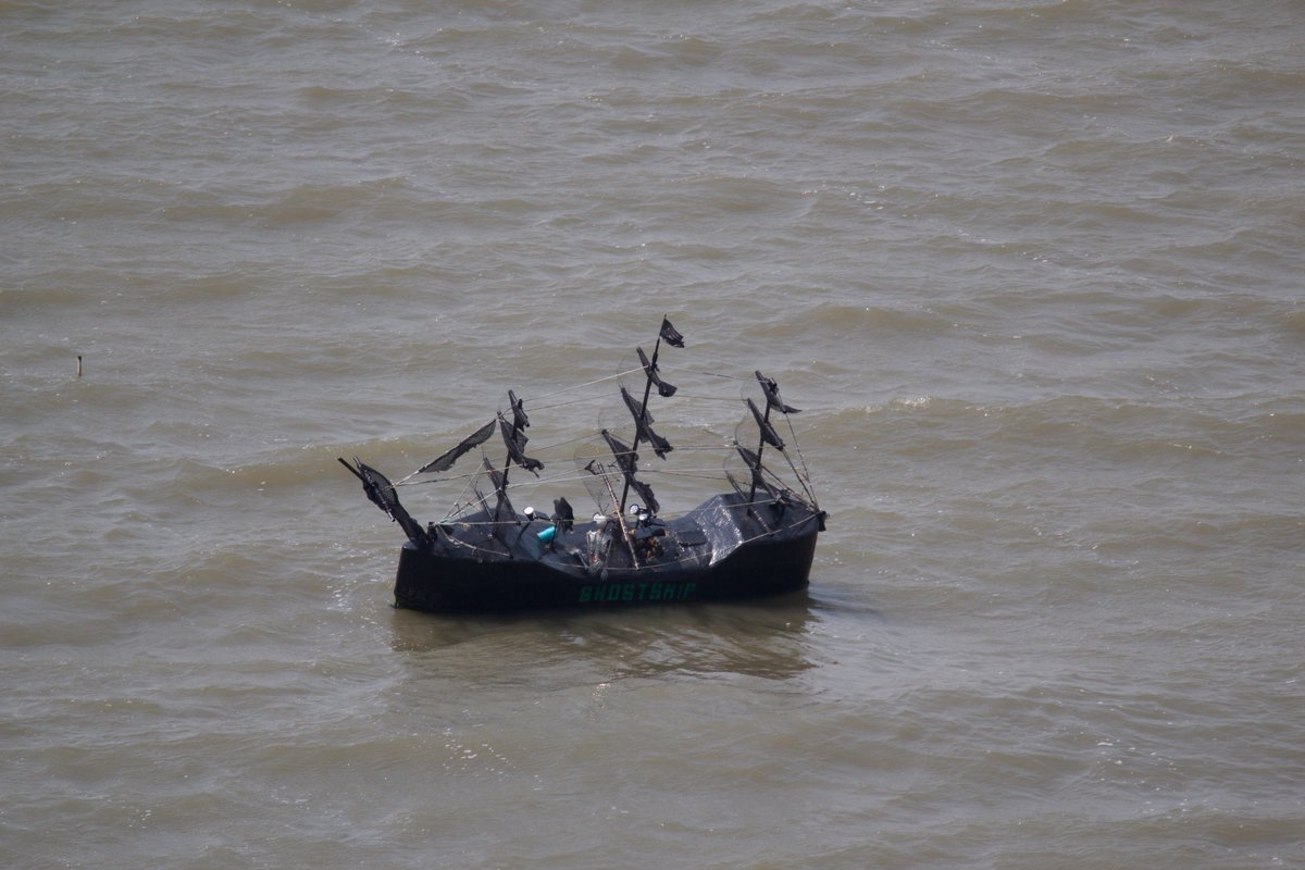 josecamoessilva's tweet photo. Since #GhostShip is trending, here's a photo of the floating memorial in Emery Bay (Emeryville, CA), next to the I80 Frontage Road. https://t.co/OyrCQ3940K