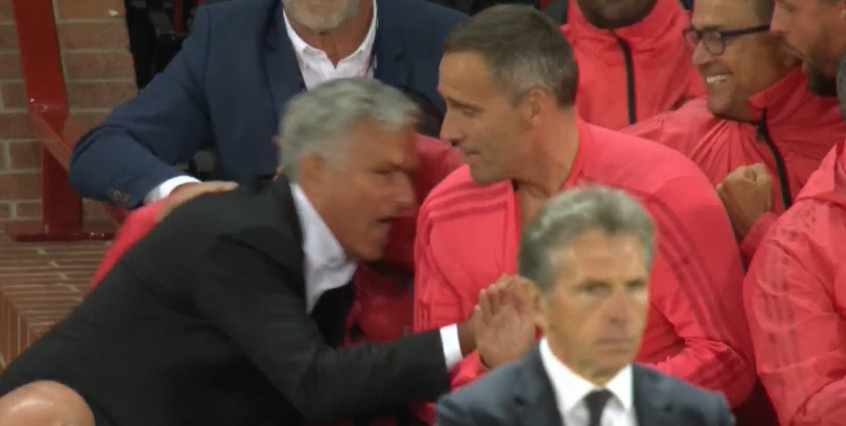 ManUtdMindset's tweet photo. Jose Mourinho celebrating Luke Shaw's goal 😭😭😭 https://t.co/O77EJXdiM3