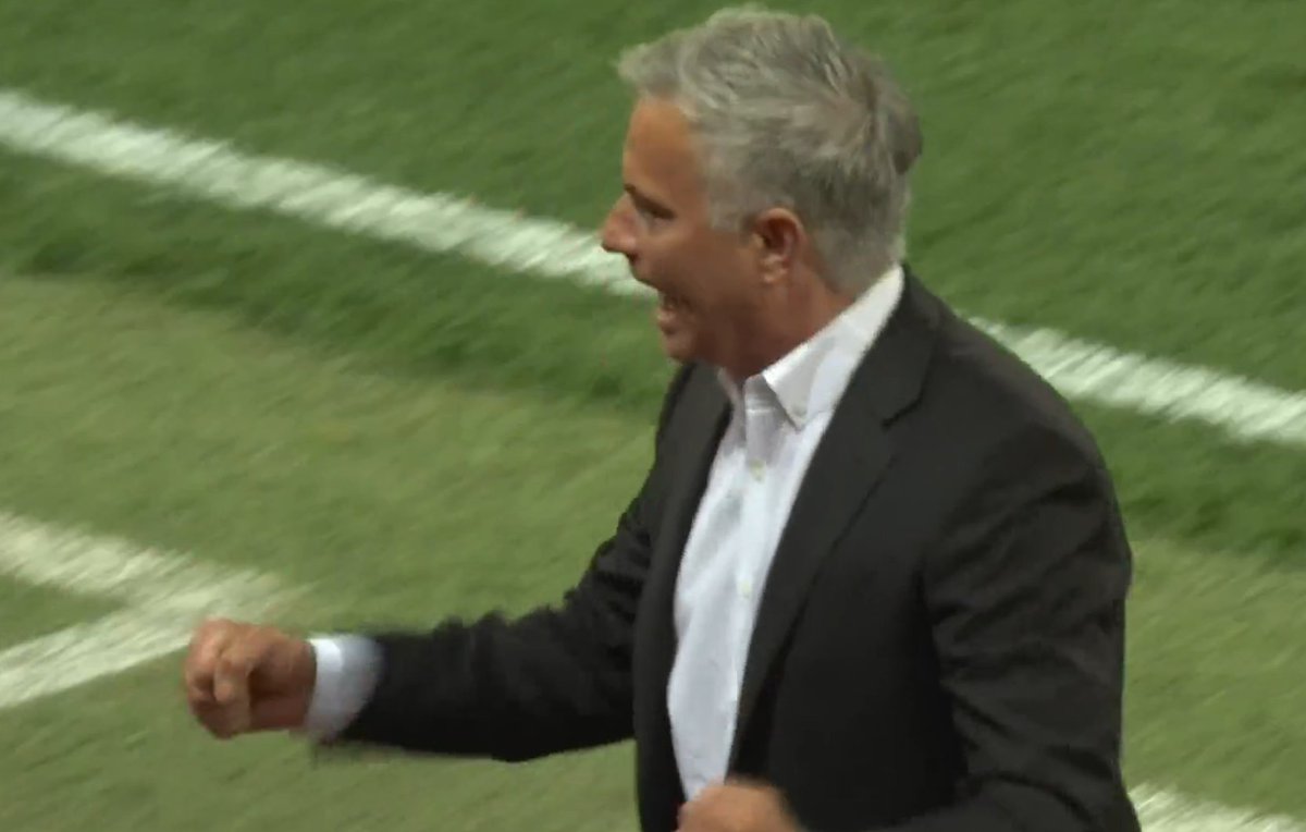 ManUtdMindset's tweet photo. Jose Mourinho celebrating Luke Shaw's goal 😭😭😭 https://t.co/O77EJXdiM3