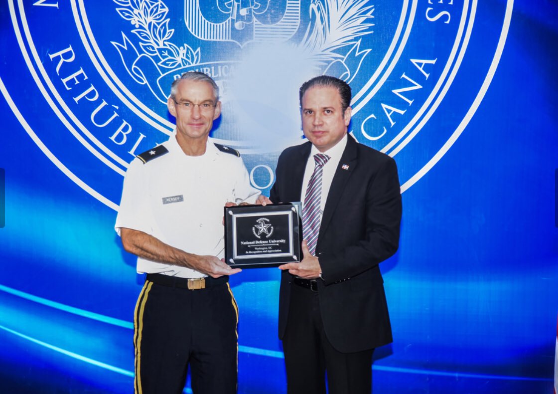hugofrivera's tweet photo. Honrado de recibir este reconocimienro propiciado por el General retirado #NylandWilliam en representación de la Delegación de la Promoción #CAPSTONE2018 https://t.co/XygoMwrQFT