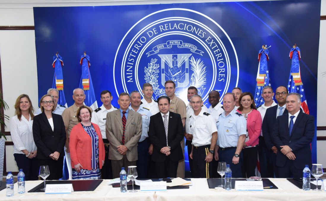 hugofrivera's tweet photo. Honrado de recibir este reconocimienro propiciado por el General retirado #NylandWilliam en representación de la Delegación de la Promoción #CAPSTONE2018 https://t.co/XygoMwrQFT
