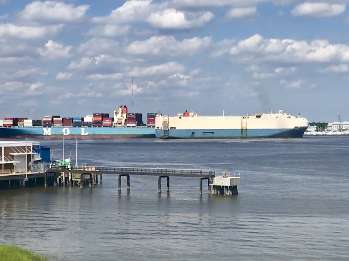 Two-Way Traffic on a Friday afternoon #theworldconnectshere #charlestonharbor #charlestonharborpilotsmakeitlookeasy @SCPorts