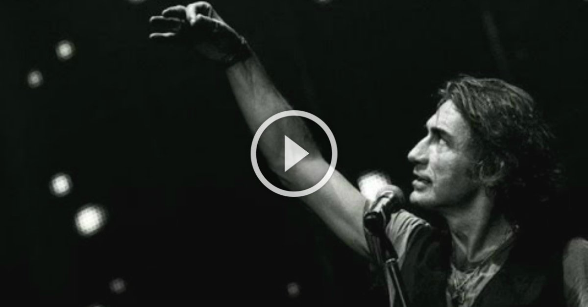 RadioItalia's tweet photo. "Ti brucerai, piccola stella senza cielo, ti mostrerai, ci incanteremo mentre scoppi in volo..." 🌟 Piccola stella senza cielo - @ligabue  https://t.co/1oLgX8rUfT https://t.co/wLaO8LrRcc