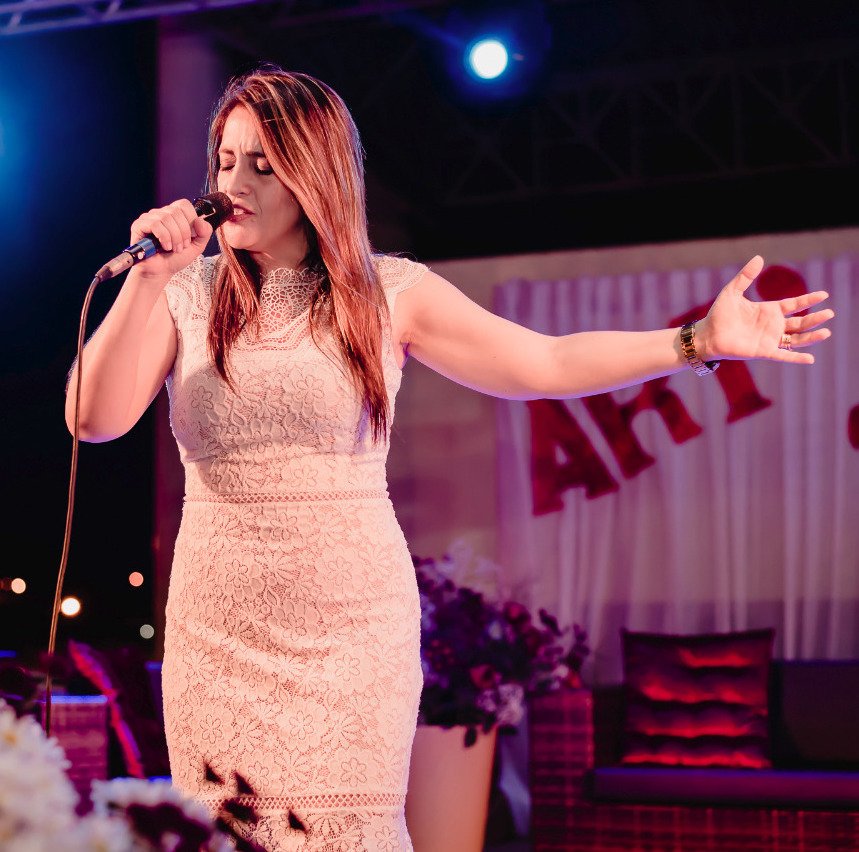 "Por meio de Jesus, portanto, ofereçamos continuamente a Deus um sacrifício de louvor, que é fruto de lábios que confessam o seu nome". - Hebreus 13:15
Feliz Sábado!!! 🙌

📍Espigão do Oeste/ RO
 #darlenelima #acredito #felizsábado #arttrio20anos #gospelmusic #adoração #missão