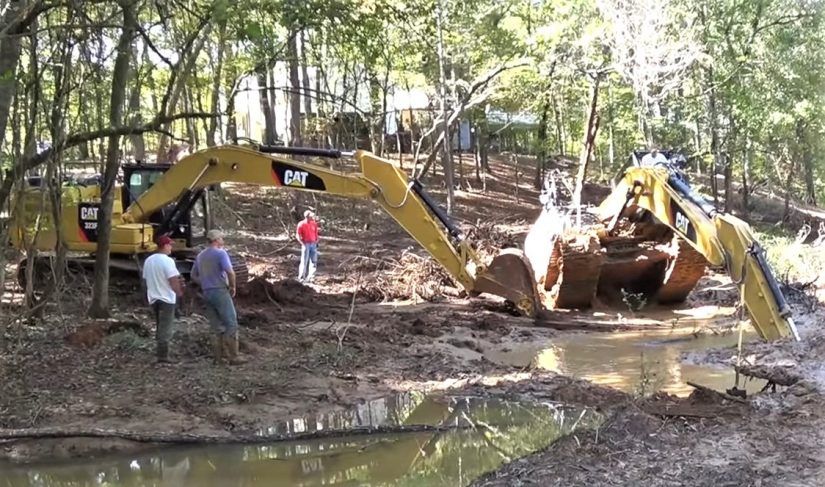 VIDEO: Excavator rescues stuck excavator that was trying to rescue stuck dozer buff.ly/2vRh29F