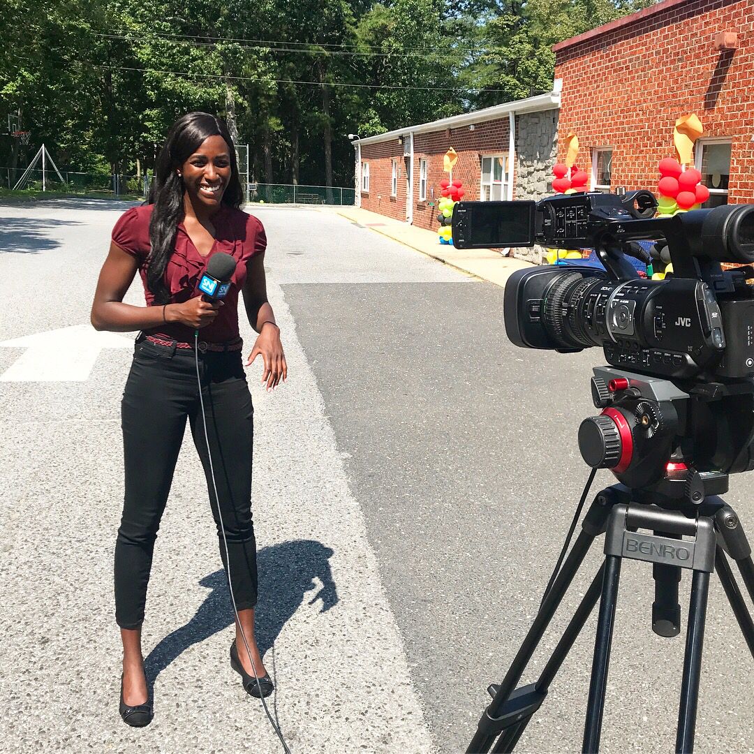 ReneePwash's tweet photo. All smiles.. Doing what I love, loving what I do ☺️✨🎤🎥
•
•
•
#blackreporter #tvhost #femalemodel #onairhost #onairtalent #onair #tvpersonality #reneepwashington #rpw #blackgirlmagic #femaleanchor #anchor #reporter https://t.co/aLEuLjsaUI
