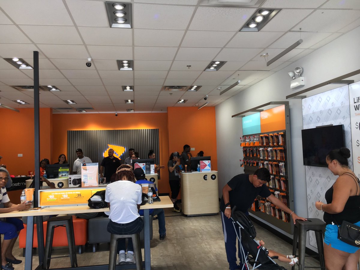 Amazing event at 800 N Kedzie!! Happy customers happy team!! @shawnlalani1 <a href="/tvelasco78/">Thomas Velasco</a> <a href="/SmartPayChicago/">Stephanie Maslo</a> <a href="/moeboost/">Muhammad Pirzada</a>