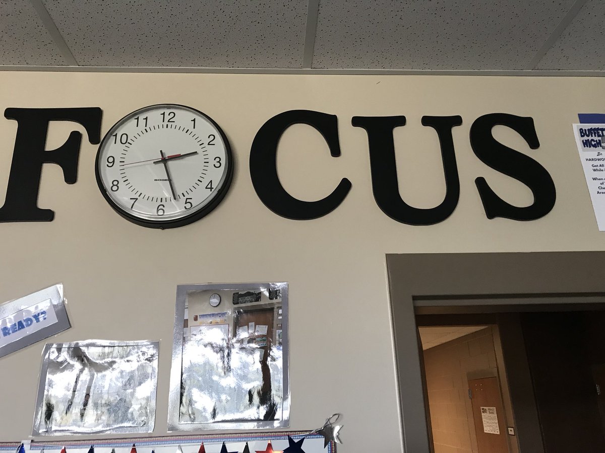 OPS_Buffett's tweet photo. #WeAreBuffett teachers going the extra mile to make our students feel welcome. #studentsnotice #BeHardworking #BeYourBest https://t.co/E3ZhMjnETy