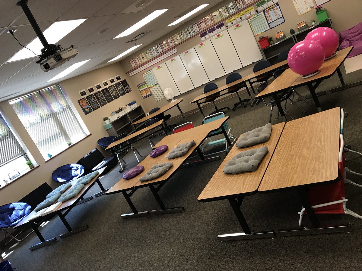 OPS_Buffett's tweet photo. #WeAreBuffett teachers going the extra mile to make our students feel welcome. #studentsnotice #BeHardworking #BeYourBest https://t.co/uz5JE4FNJD