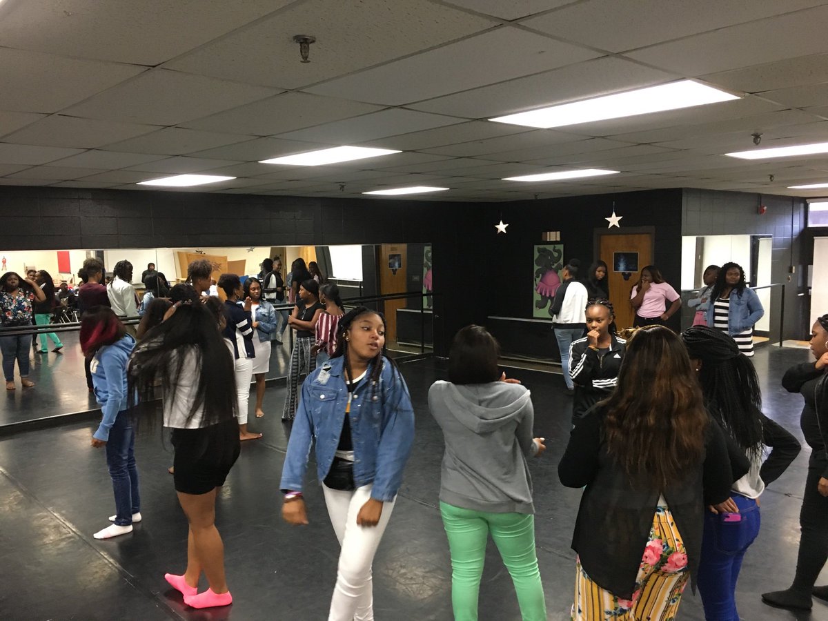 DanceWchs's tweet photo. We had a great 1st week @WhitesCreekHS in the Dance Department #TheCreekIsRising #teambuilding #exceedinggreatexpectations
#thinkpairshare #collaboration https://t.co/G7uL0Yc9vb