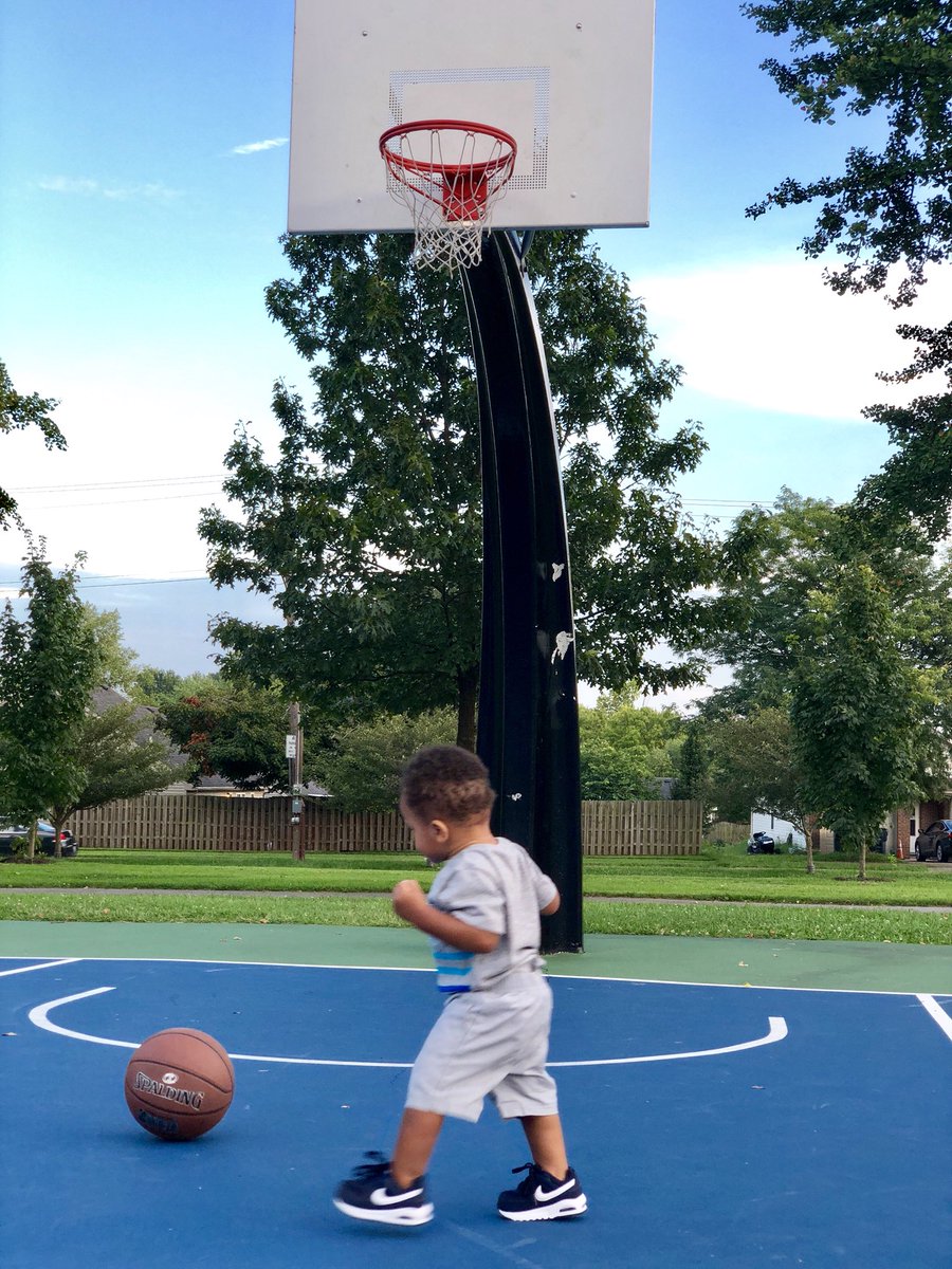 BravenBoyd's tweet photo. Y’all hooping👀? Can I get the next run⛹🏽♂️? Bet, check ball famo🏀 #DouglassPark #WestEnd #DirtBowl #Lexington #KY #FutureNBA #DNA #WNBAbaby https://t.co/v1rufnxEeb