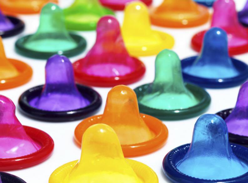 la_pinpi's tweet photo. Como todos los años, repartiremos gratuitamente muuuuchos condones en nuestra txosna #follamucho #follabien #follaseguro #freesex #3000condones #1978tik #astenagusia18 https://t.co/2xvyOYU6e0