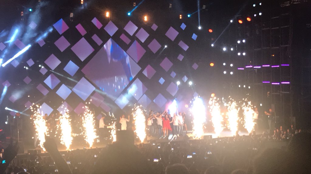 GhidaThiniFawaz's tweet photo. Thank you for one of the best nights in my life🌟 you spread love and happiness to everyone’s heart and after my first live I love you million times more❤️🌟 #Elissa #اليسا #الى_كل_اللي_بيحبوني @elissakh #BeirutHolidays https://t.co/QavM2BkEb1