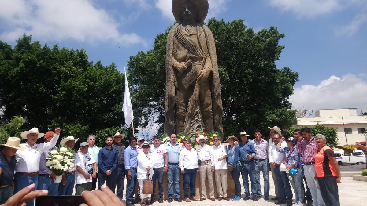 PlandeAyalaSXXI's tweet photo. El MCPASXXI #Morelos conmemora el Natalicio del General Emiliano Zapata Salazar. En el centro de Cuautla.
#CuartaTransformación https://t.co/QVYocDngJc