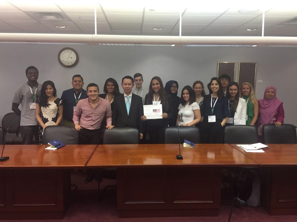 Jebin76943186's tweet photo. Discussing the role of the permanent mission of Malaysia in the partnership with UN member states for SDGs and tackling global challenges with the Deputy Rep and 11 delegates from various countries 🇧🇷 🇲🇽 🇳🇬 🇺🇸🇮🇩🇲🇾 #TheYouthAssembly #SDGs #YA22 #delegatediaries #FAF https://t.co/GXgeN1B6RD