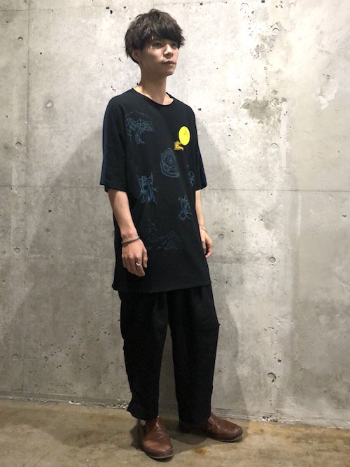 ouret_shop's tweet photo. [OURET × TAKAO SUZUKI] 
コラボTシャツ、予約受付中！
OURETオフィシャルブログにて、
コラボTを使ったスタリングをご紹介致しております。
是非ご参考くださいませ！
狐Tシャツ↓↓↓
https://t.co/z7g4I86uUW
スカラベTシャツ↓↓↓
https://t.co/MJmfkAo0cv
#OURET #ユニゾン #usg https://t.co/BnM1bmC62j