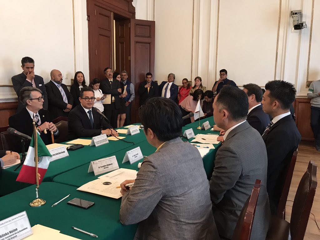 Ante representantes del Gobierno y la Asamblea de la ciudad de Nagoya, Japón, el presidente de la Comisión de Gobierno de la @AsambleaDF <a href="/leonel_luna/">Leonel Luna</a>, explica la importancia histórica de la #ConstituciónCDMX que plasma los derechos de los habitantes de la capital del país.