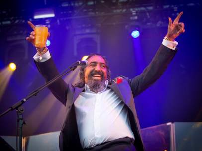 diefraumaschine's tweet image. Me voy a hacer una taza con la foto de El Cigala saliendo tarde y cubata en mano en el Sonorama, porque con las de Mr Wonderful me da a mí que no termino de conectar.